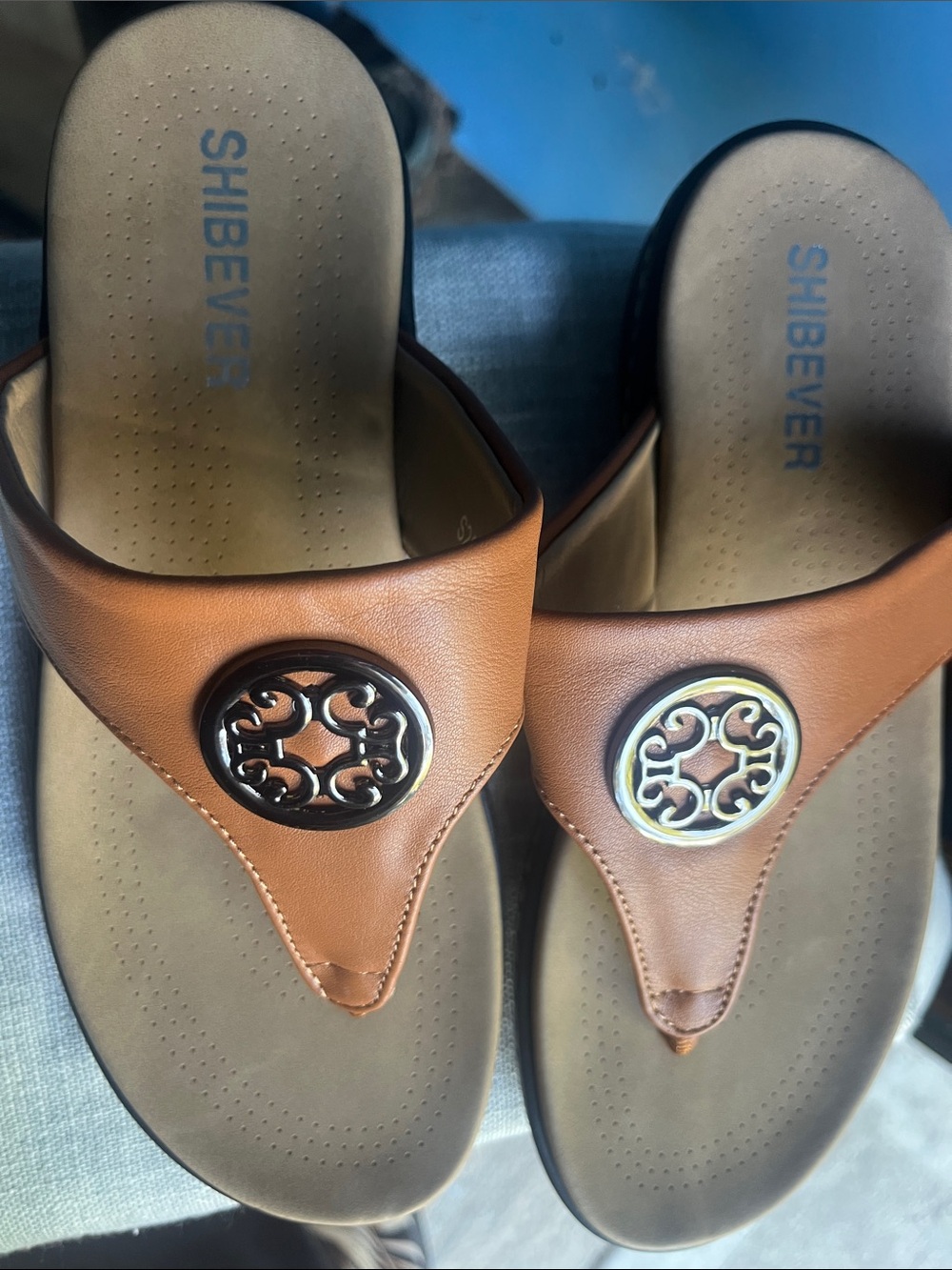 SHIBEVER Tan Leather Thong Sandals with Decorative Medallion